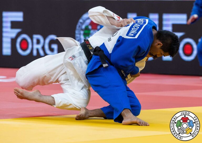 Porte-drapeaux en judo : Juan Postigos (PER)