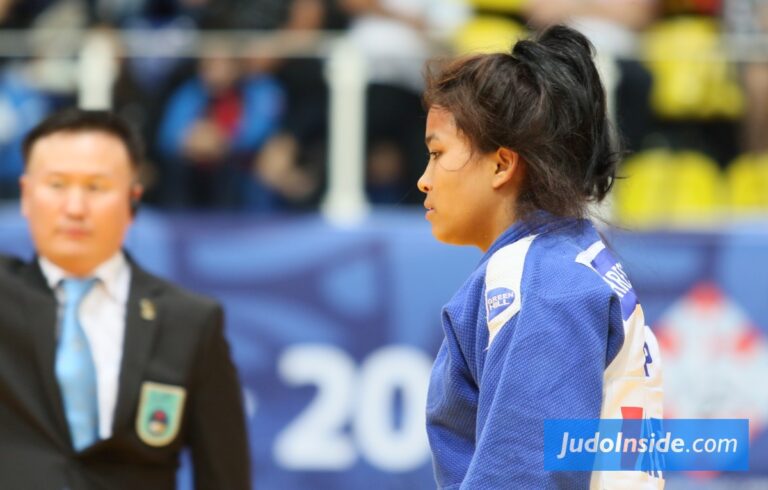 Porte-drapeaux en judo : Manita Shrestha Pradhan (NEP)