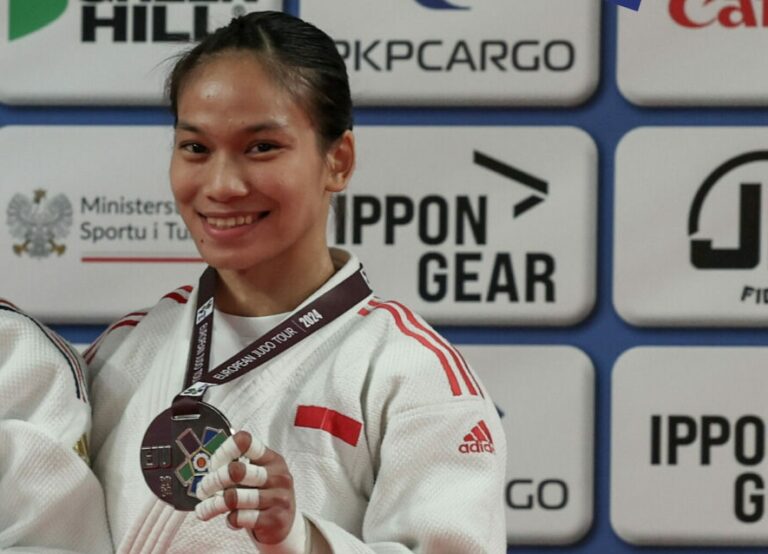 Porte-drapeaux en judo : Maryam March Maharani (INA)