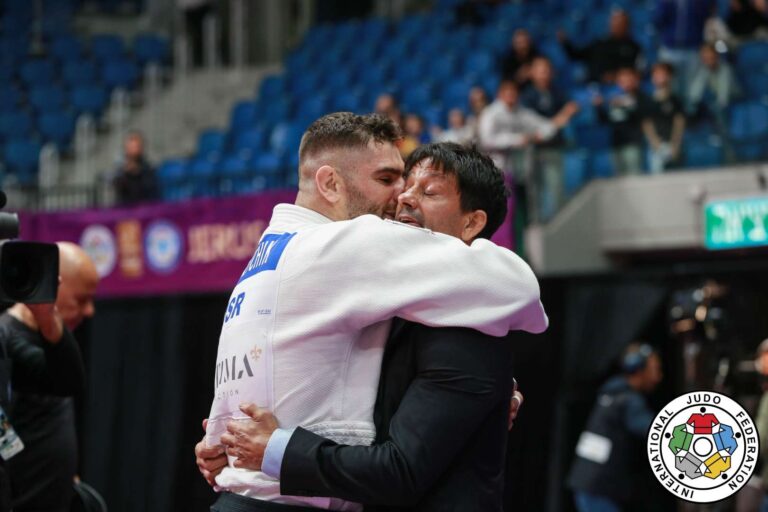 Porte-drapeaux en judo : Peter Paltchik (ISR)