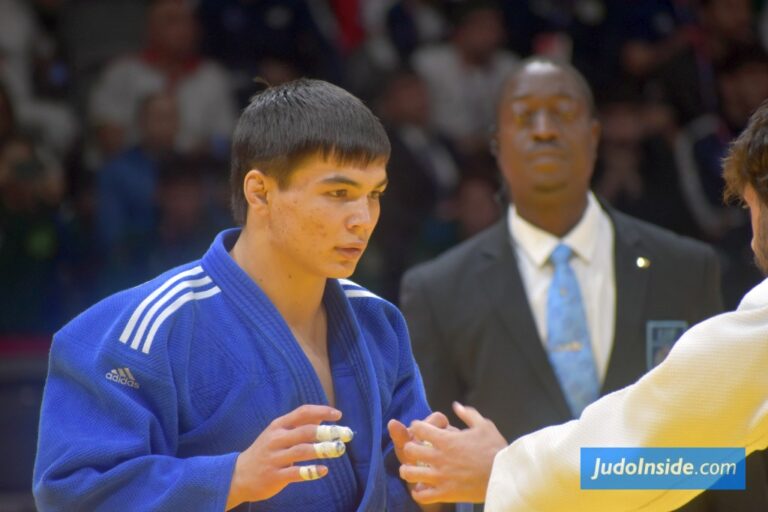 Porte-drapeaux en judo : Serdar Rahimov (TKM)