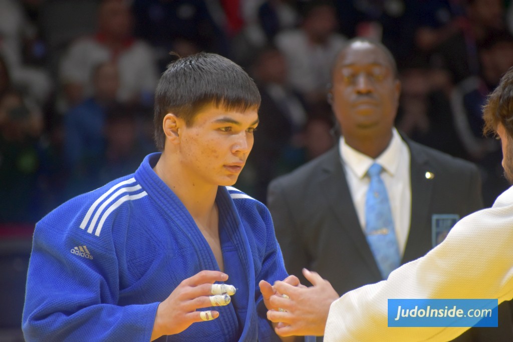 Porte-drapeaux en judo : Serdar Rahimov (TKM)