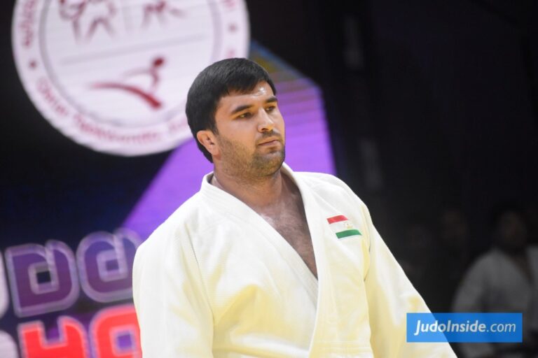 Porte-drapeaux en judo : Temur Rakhimov (TJK)
