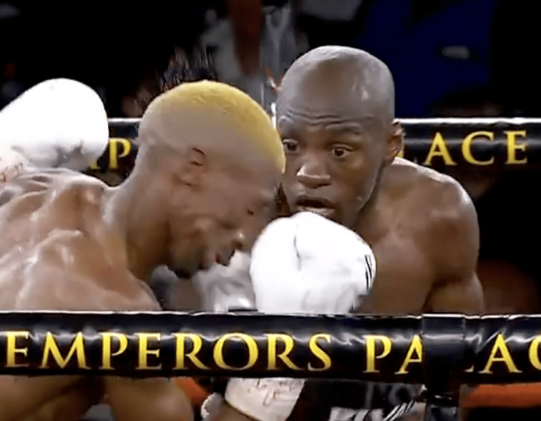 Malajika, champion IBO des poids coq juniors, bat Sigqibo à trois reprises