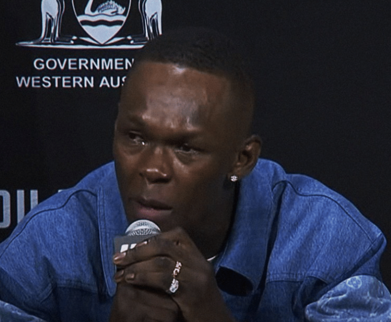 Adesanya pleure lors d'une conférence de presse houleuse avec Du Plessis