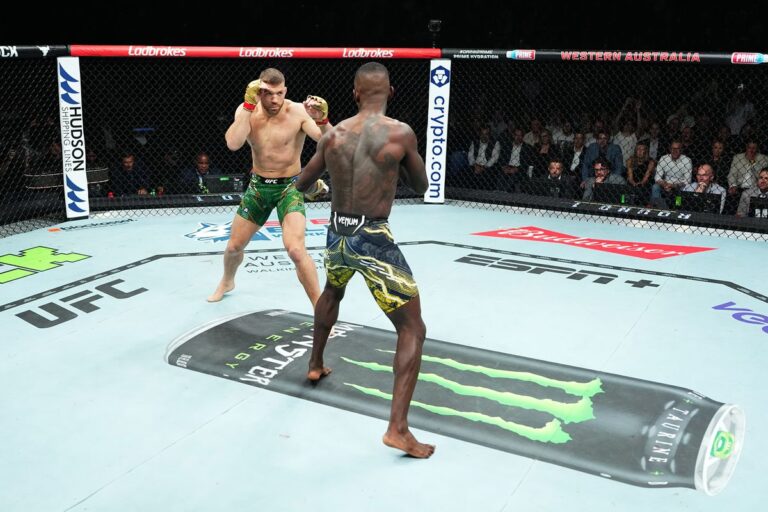 Dricus Du Plessis conserve son titre des poids moyens grâce à une soumission contre Israel Adesanya à l'UFC 305