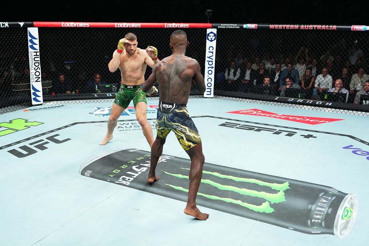 Dricus Du Plessis conserve son titre des poids moyens grâce à une soumission contre Israel Adesanya à l'UFC 305