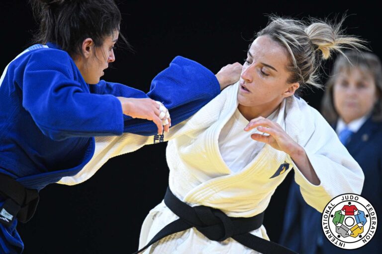 Encore un petit Kosovo avec deux femmes sur le podium