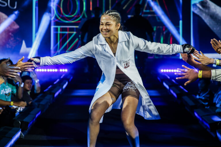 « Il me dit toujours de ne pas abandonner » – Comment Victoria Souza, star montante du MMA, puise sa force auprès de son partenaire