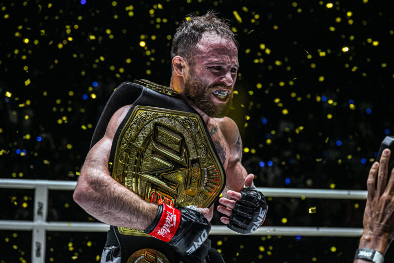 Jarred Brooks remporte le titre mondial intérimaire de MMA des poids paille et signe une trilogie avec Joshua Pacio