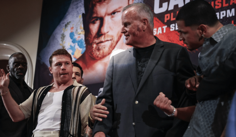 La sécurité intervient pour séparer Canelo et Berlanga