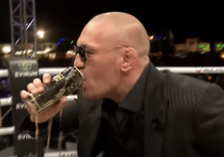 McGregor participe à l'événement BKFC et boit de la bière irlandaise Forge