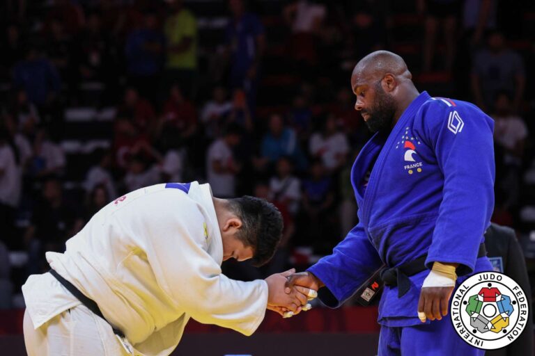 Teddy Riner envoie ses respects à Tatsuru Saito