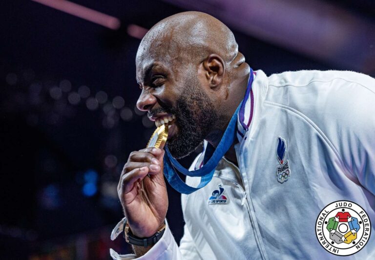Teddy Riner surmonte la pression et remporte le meilleur des trois titres olympiques