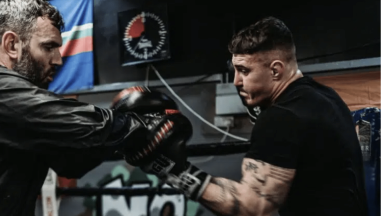 Tom Aspinall envisage une future carrière de boxeur
