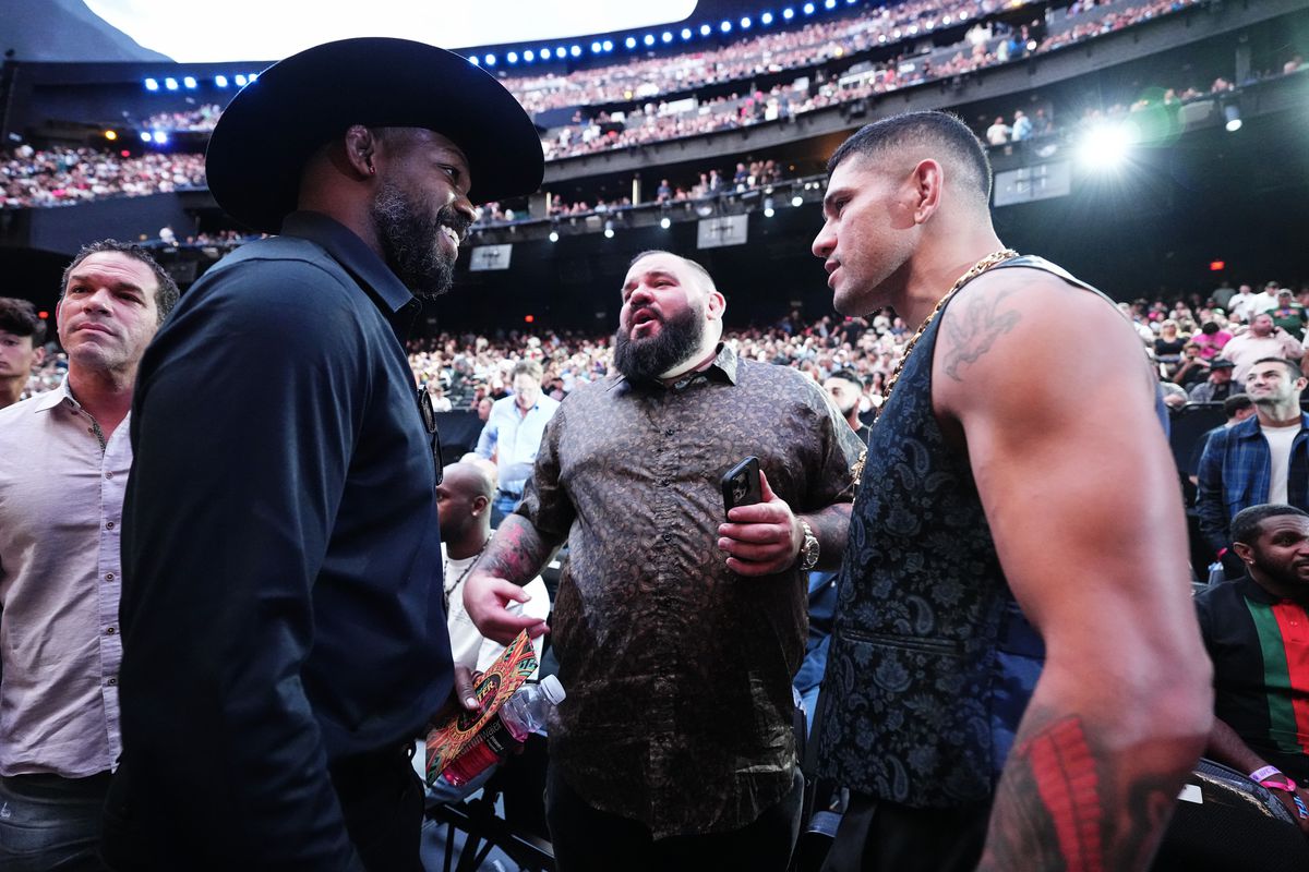 Jon Jones et son compatriote Alex Pereira lors de la Noche UFC