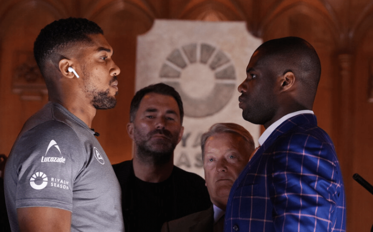 Joshua et Dubois échangent quelques mots lors de la conférence de presse finale