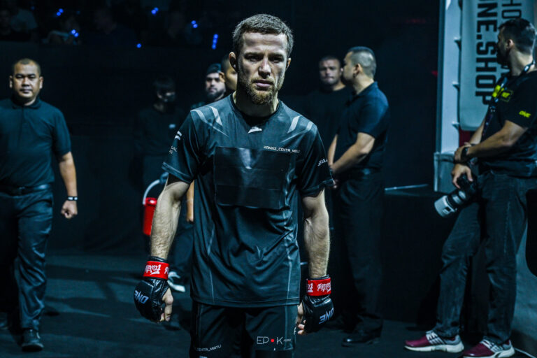 La star du MMA Mansur Malachiev veut que son parcours dans les arts martiaux inspire la positivité à la prochaine génération