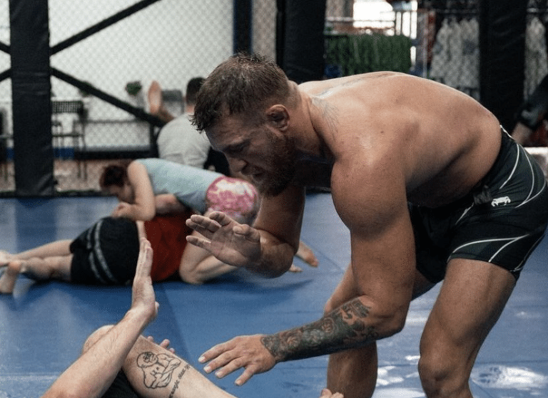 McGregor répond après que Chandler ait accepté de se venger d'Oliveira