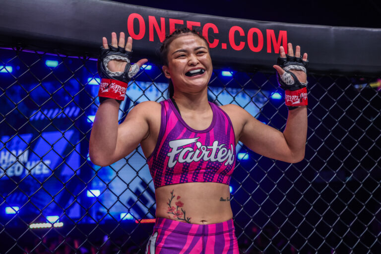 Stamp Fairtex choisit Alyse Anderson pour battre Victoria Souza dans un combat clé de MMA poids atomique au ONE 168 : Denver