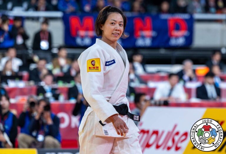 C'est le rideau pour Lien Chen-Ling de Taiwan