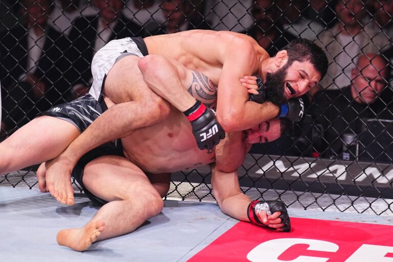 Khamzat Chimaev soumet Robert Whittaker au début du co-événement principal de l'UFC 308