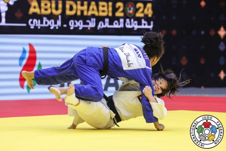 Khorloodoi Bishrelt remporte l'or pour son public aux Émirats arabes unis