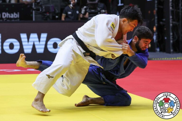 Makhmadbek Makhmadbekov surprend les Émirats arabes unis avec une deuxième médaille d'or