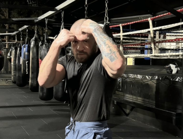 McGregor dans le gymnase alors que Dana White soutient le combat contre les putes