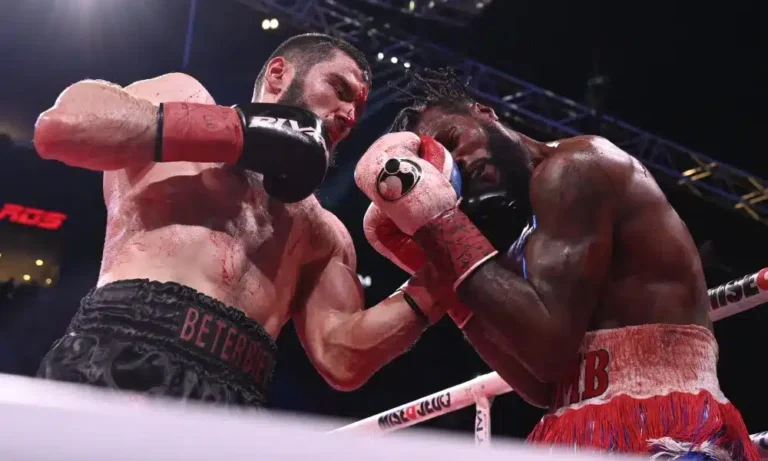 Roy Jones Jr. sur Artur Beterbiev et Dmitry Bivol