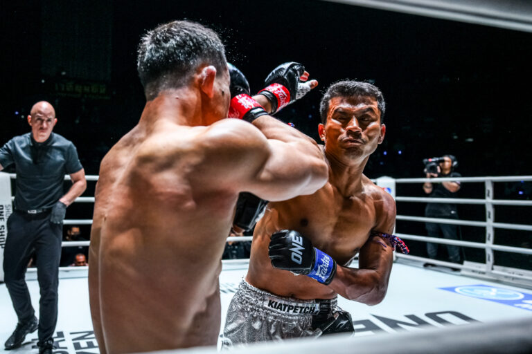 Chartpayak ajoute à sa séquence contre Kompet, Chatpichit et Nueaphet ont mis un brûleur de grange lors de ONE Friday Fights 86