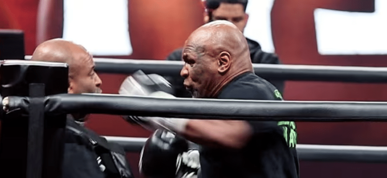 Jake Paul et Mike Tyson se poussent mutuellement lors d'entraînements médiatiques