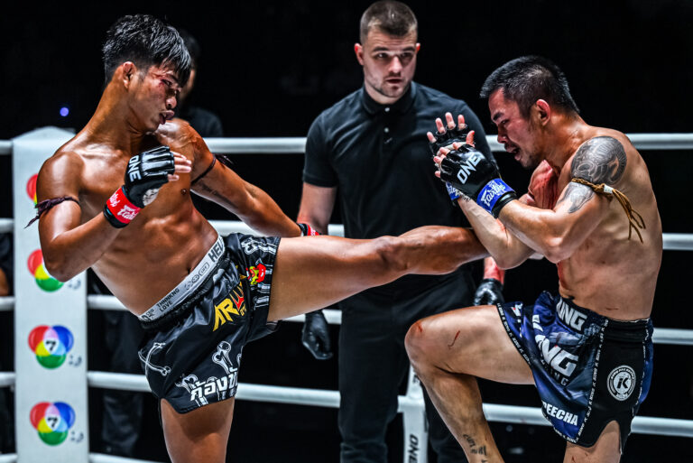 Kongchai renverse Chokpreecha, PayakSurin marque TKO lors d'un échange de tirs avec Pettapee lors de ONE Friday Fights 87
