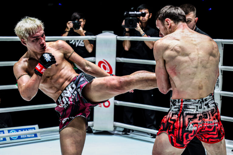 Yod-IQ devance Khomutov pour une cinquième victoire consécutive, Khunsuek dominant contre Siasarani lors du ONE Friday Fights 89