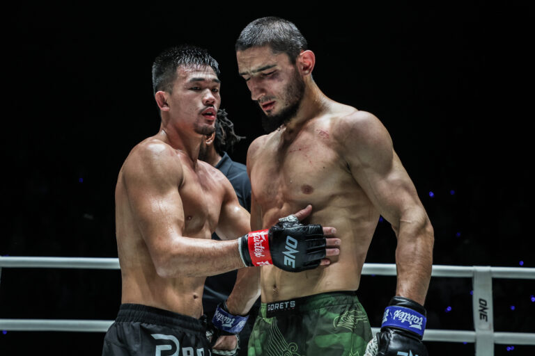Christian Lee contre. Alibeg Rasulov se termine sans concours en raison d'un coup d'œil accidentel lors de ONE Fight Night 26