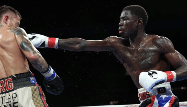 Hitchins regarde les combats de Lopez et Haney