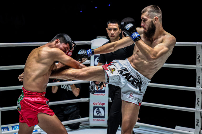 Kacem élimine Kongklai pour compléter la carte remplie de finition lors de ONE Friday Fights 90