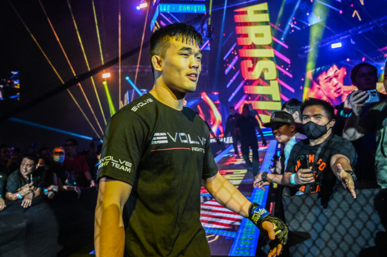 Regardez The ONE Fight Night 26 : Lee contre. Pesées et tests d'hydratation Rasulov