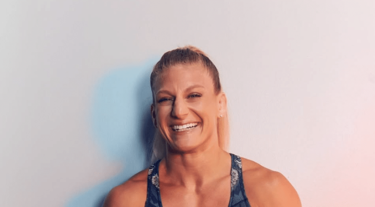 Kayla Harrison soumet un farceur YouTube