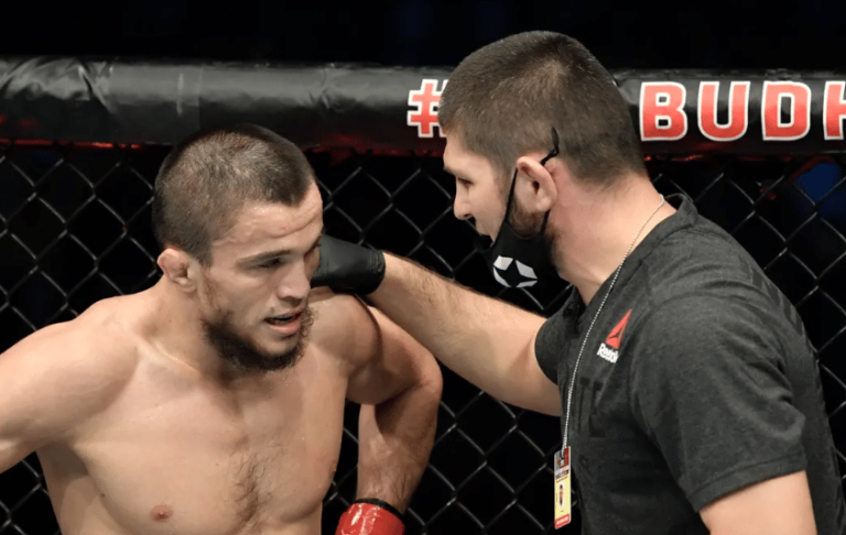 Khabib soutient son cousin Umar après sa première défaite à l'UFC