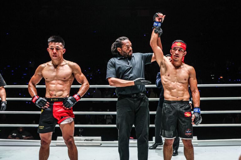 Akbar Abdullaev reste parfait avec la domination de Tang Kai dans le main event de ONE Fight Night 27