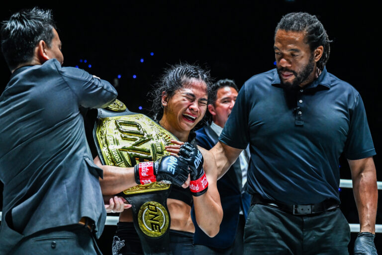 Denice Zamboanga TKO, Alyona Rassohyna, devient championne du monde par intérim des poids atomiques MMA