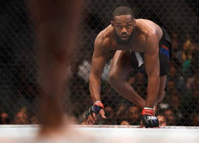 Henry Cejudo estime que son QI octogonal supérieur place Jon Jones dans une bonne position pour vaincre Tom Aspinall