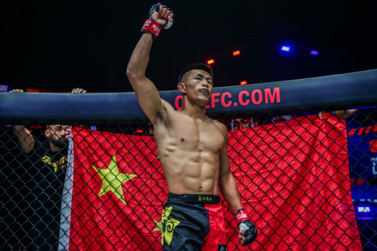 « Je veux terminer ce combat par KO » – Tang Kai impatient de se tenir debout et d'échanger avec Akbar Abdullaev lors de la confrontation pour le titre mondial
