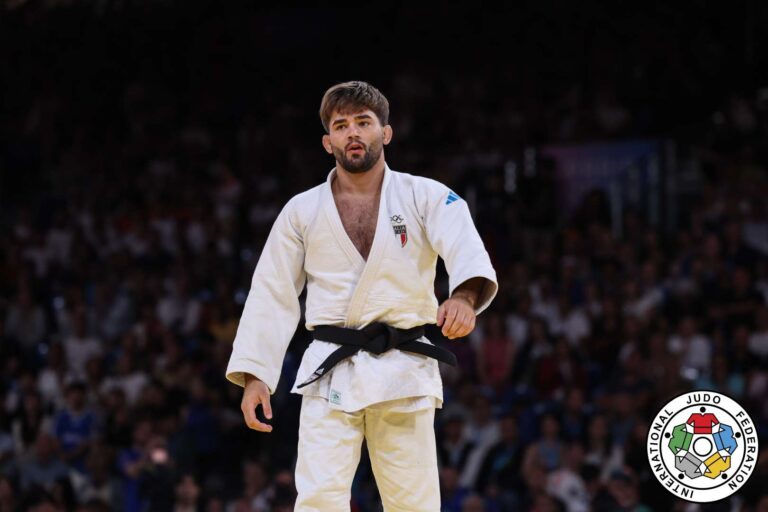 Manuel Lombardo regardant le premier podium à Paris