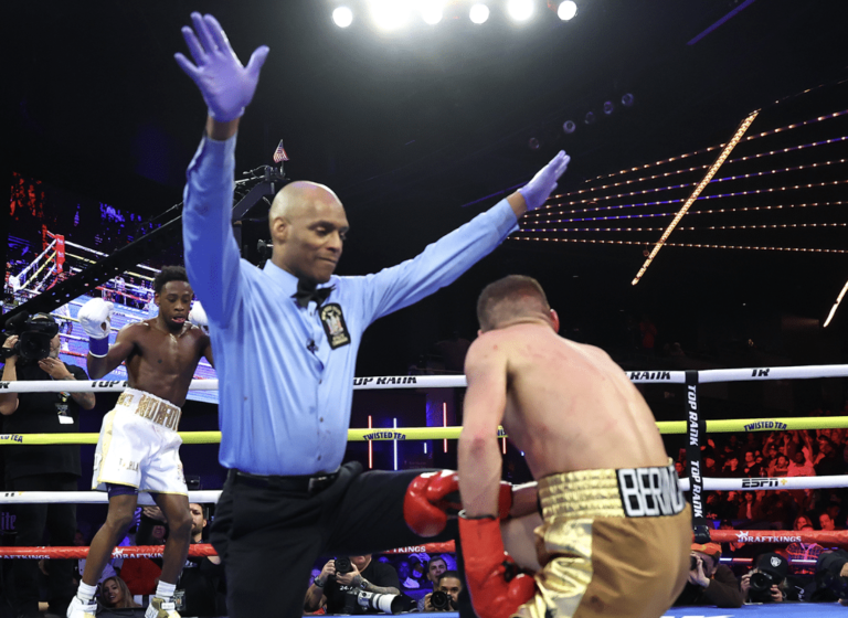 Keyshawn Davis Kos Denys Berinchyk pour remporter le titre léger WBO