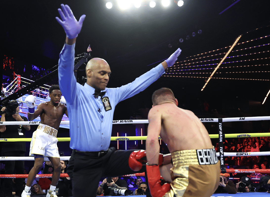 Keyshawn Davis Kos Denys Berinchyk pour remporter le titre léger WBO