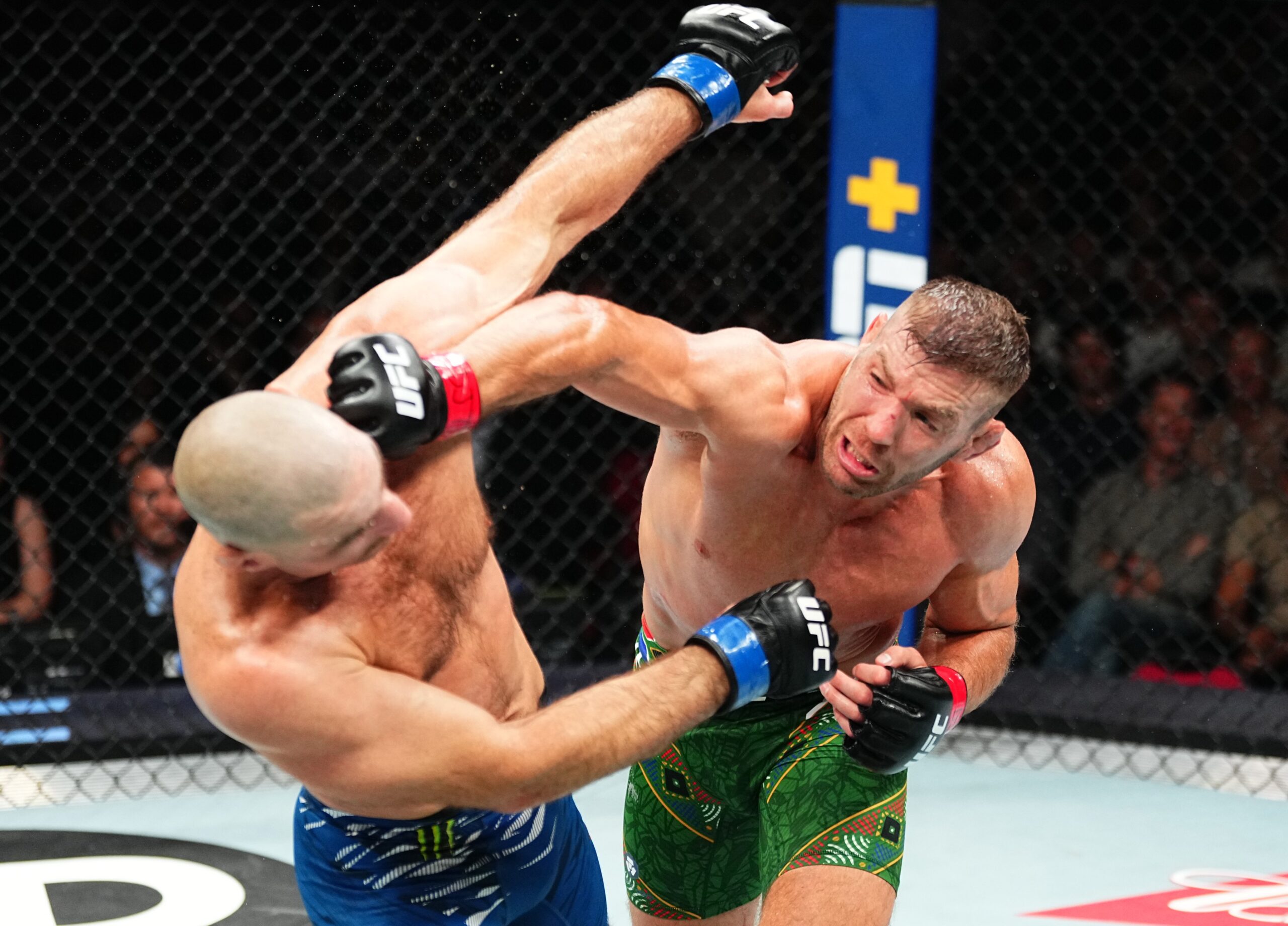 Dricus du Plessis arrête Strickland dans UFC 312 Titre de poids moyen