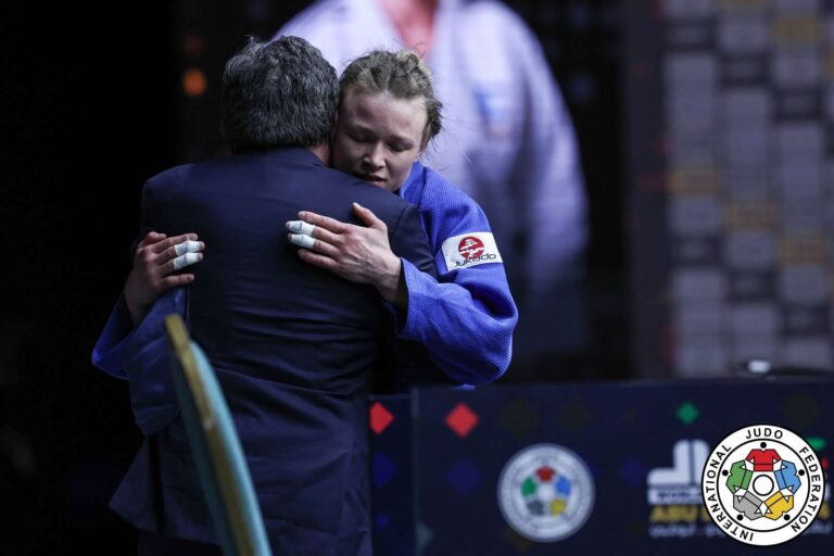 Jessica Klimkait montre ses compétences en or en U63kg