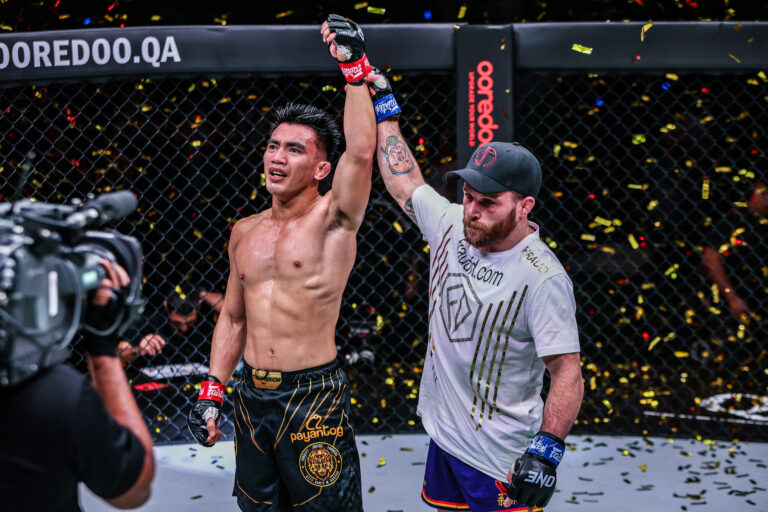 Joshua Pacio se bat pour terminer Jarred Brooks et unifier un titre mondial MMA de poids de paille à One 171: Qatar